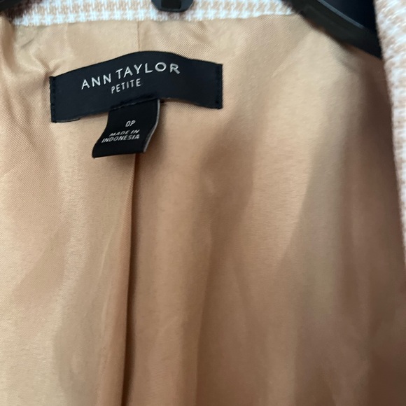 Ann Taylor beautiful Petite Blazer for Women. - Picture 3 of 16